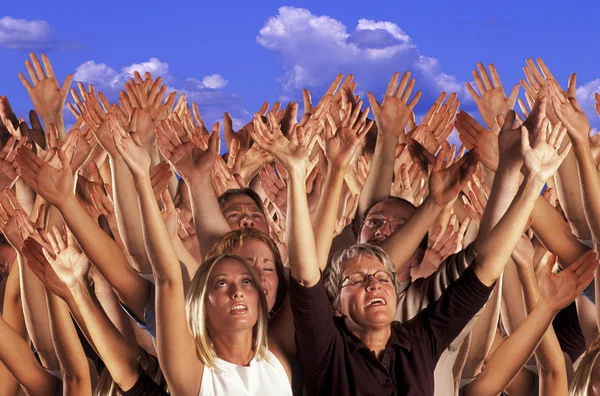 Molte mani alzate in adorazione — Foto Stock
