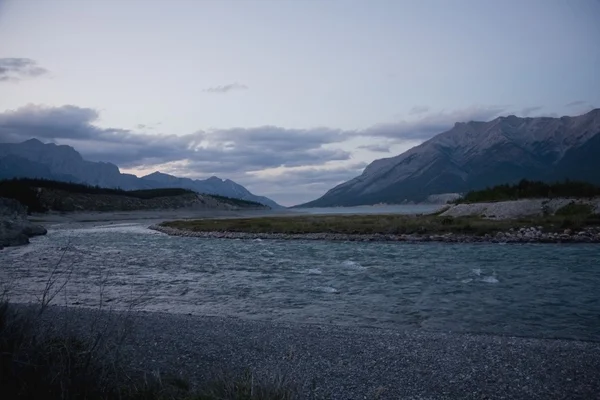 Fiume che attraversa le montagne — Foto Stock