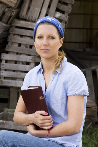 Missionarin mit Bibel — Stockfoto