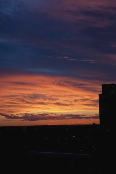 Mooie zonsondergang hemel over een stad — Stockfoto