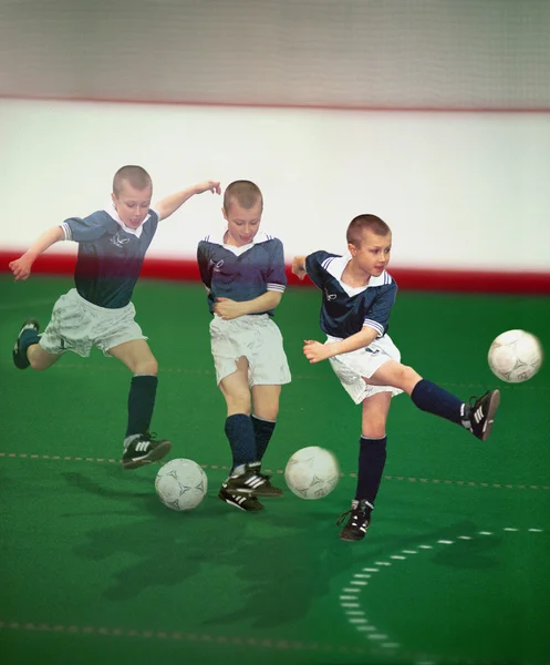 Múltiple exposición de chico juega fútbol —  Fotos de Stock