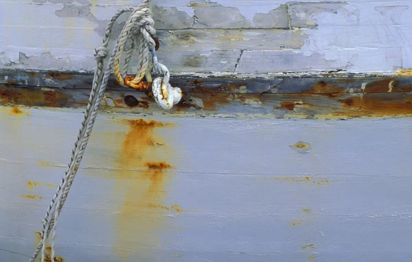 Причальные снасти и веревки на деревянной лодке — стоковое фото