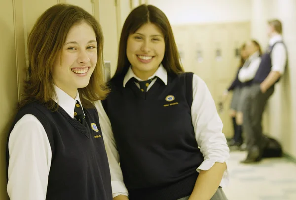 Kvinnliga studenter står i korridoren — Stockfoto