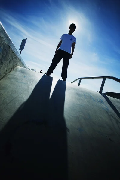 Rapaz pronto para patinar — Fotografia de Stock