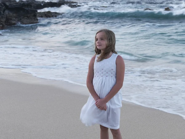 ビーチ、マウイ島、ハワイに立っている女の子 — ストック写真