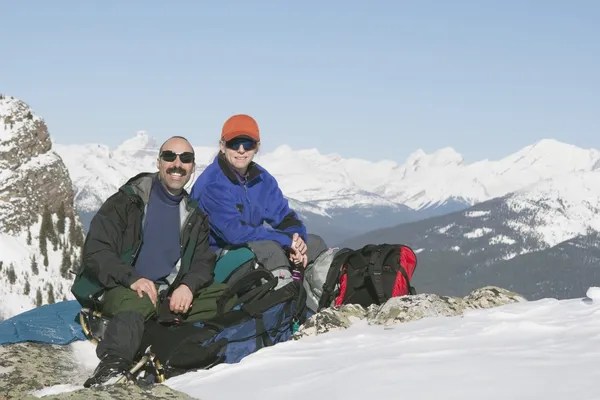 Para siedzi na szczycie góry — Zdjęcie stockowe