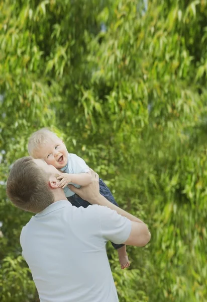 Far spela med sin unge son — Stockfoto