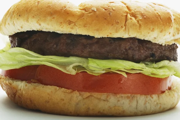 Hamburger a saláta és a paradicsom — стокове фото