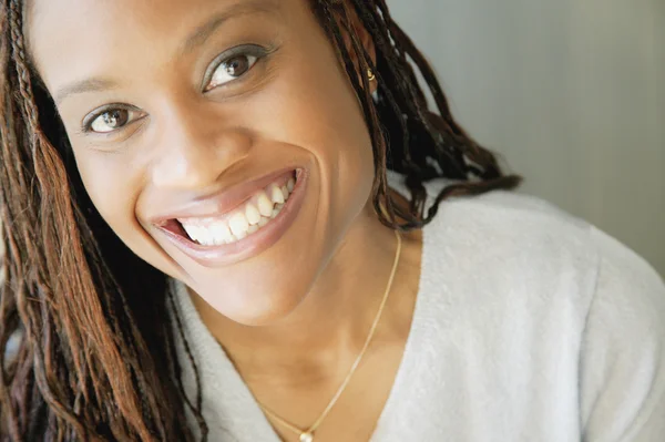Afro-amerikai mosolygó nő portréja — Stock Fotó