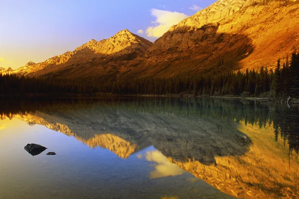 Ein malerischer Bergsee — Stockfoto