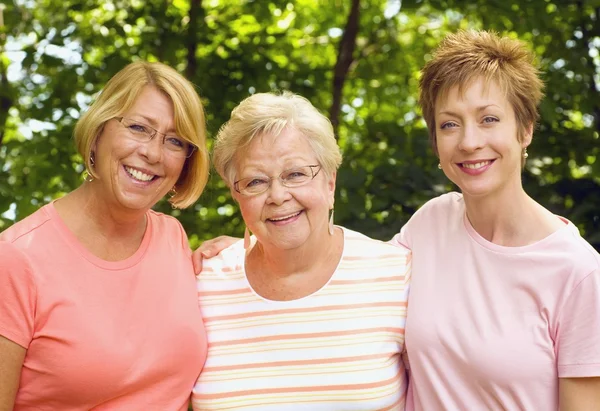 Moeder en twee dochters — Stockfoto