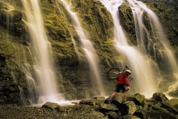 Zeitverzögerung bei Wasserfall mit Fahrradträger — Stockfoto