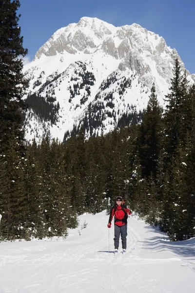 Vrouw cross country skiën in de bergen — Stockfoto