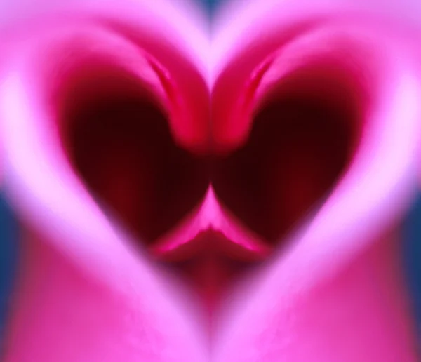 Рожеві пелюстки у формі серця — стокове фото
