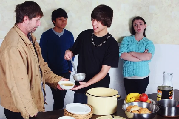 Adolescentes servindo uma refeição a um homem — Fotografia de Stock