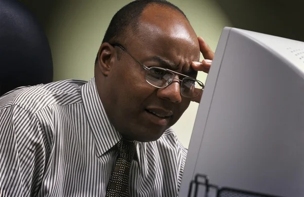 Üzletember, számítógép előtt — Stock Fotó