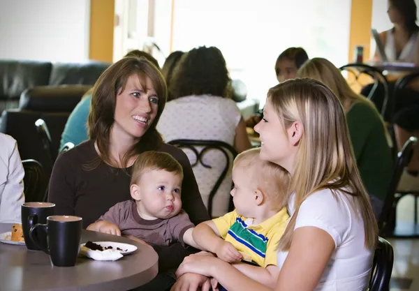 Jeunes mamans en visite — Photo