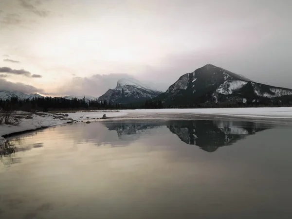 Montagne che riflettono in acqua . — Foto Stock