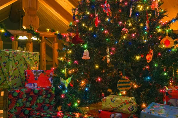 Árbol de Navidad y regalos — Foto de Stock