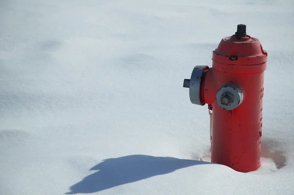 Hidrante de fuego en nieve — Foto de Stock