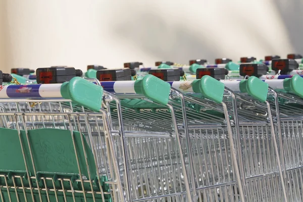Fileiras de carrinhos de compras fora do supermercado — Fotografia de Stock