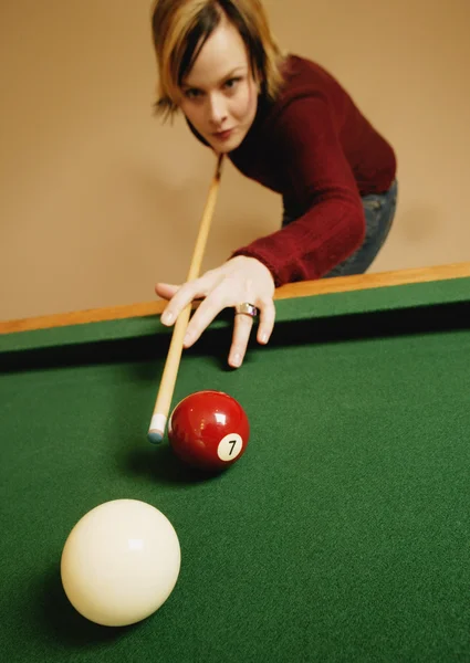 Frau spielt Pool — Stockfoto