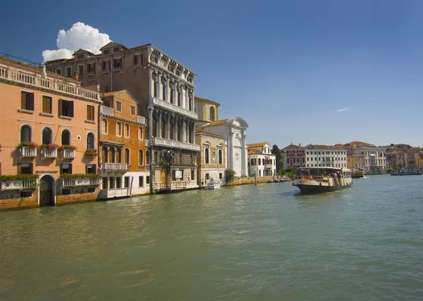 Gebouwen langs het water en een boot in het kanaal. Venetië, Italië — Stockfoto