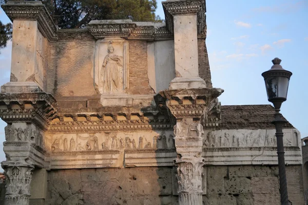 Romeinse ruïnes met moderne standbeeld — Stockfoto