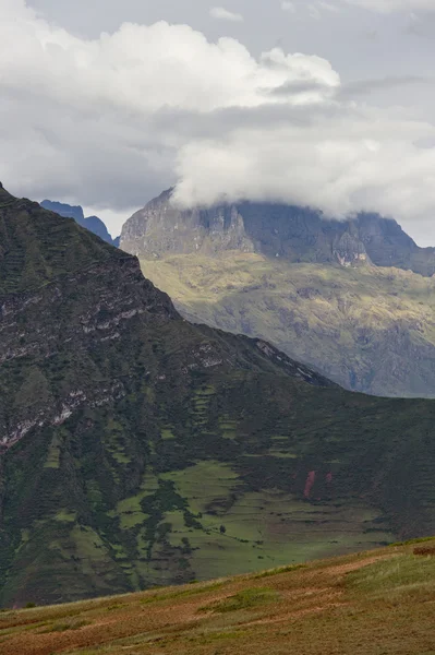 Weergave van wolken boven de bergen, heilige vallei, peru — Stockfoto