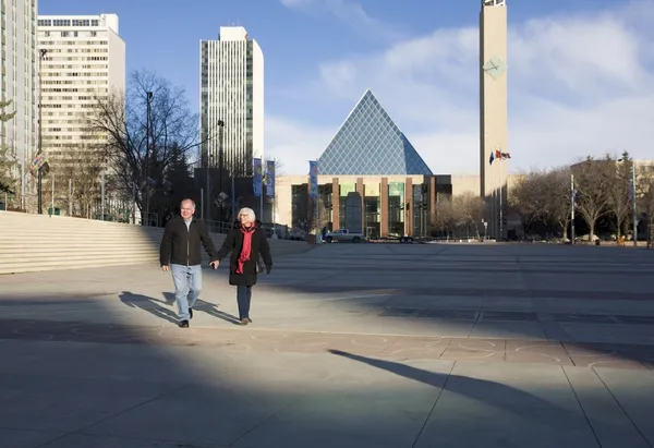 Starší pár procházel churchill náměstí, edmonton, alberta, Kanada — Stock fotografie