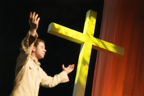 Mann betet vor dem Kreuz — Stockfoto