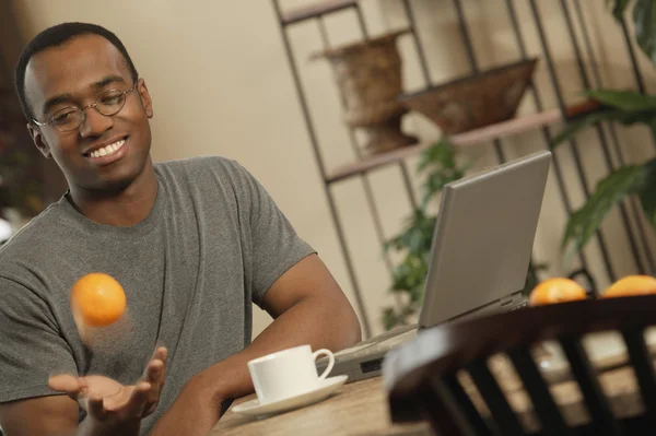 Catching Throwing Oranges — Stock Photo, Image