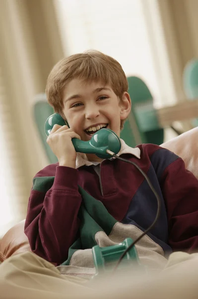 Мальчик разговаривает по телефону — стоковое фото
