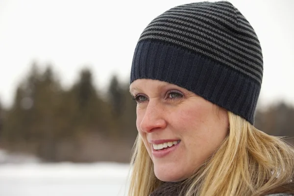 Kış şapka giyen kadın — Stok fotoğraf