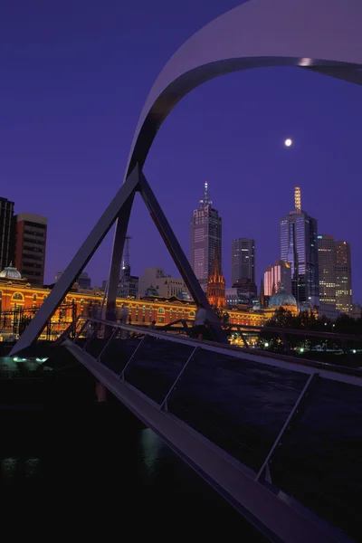 Gebogen overspanning van de brug met de skyline van de stad op achtergrond — Stockfoto