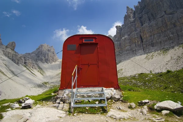 Červená dodávka přístřešek na horské stezce. Campanile, friuli venezia giulia, Itálie — Stock fotografie