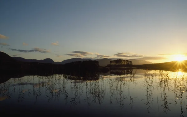 爱尔兰Galway县Derryclare Lough的日出 — 图库照片