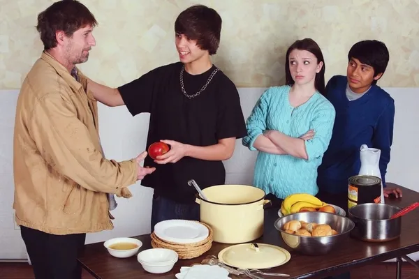 Teenagers Serving A Meal To A Man — Stock Photo, Image