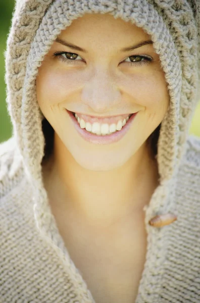 Vrouw dragen brei hoodie Rechtenvrije Stockfoto's