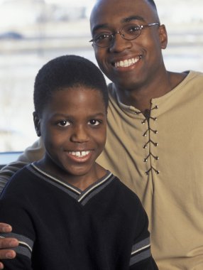 Baba kucaklayan oğul.