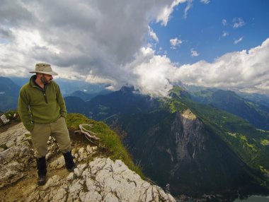 bakmaktan bir dağ kenarında duran adam. Veneto, İtalya