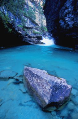 küçük şelale ve nehir kanyonun dibinde