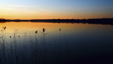Gölün üzerinde gün batımı