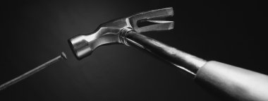 çekiç çivi vurmak