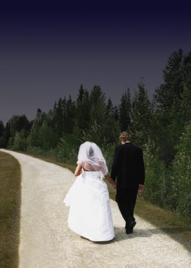 Gelin ve damat yolda yürürken