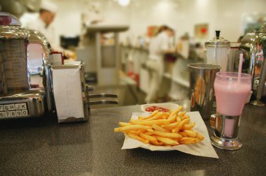 peçete ile bir tabak kızarmış patates