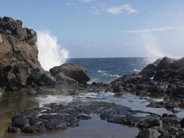 Dalgalar çökmesini kayalar, maui, hawaii, ABD