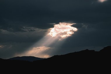kırma ağır Bulutların arasından güneş ışığı