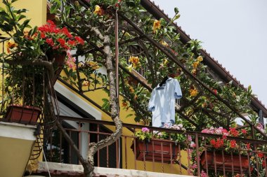 Balkonda kurutma gömlek