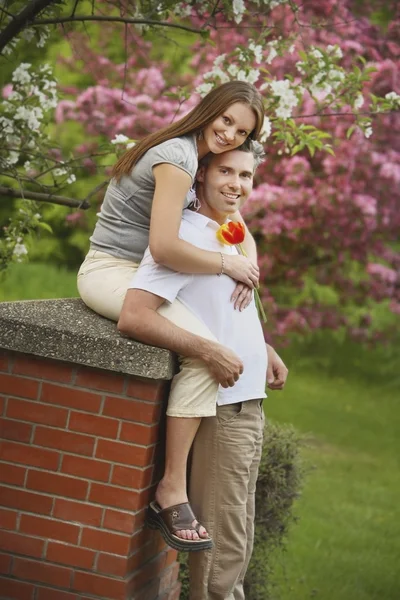 Oturan kadın ve adam ayakta Çift — Stok fotoğraf